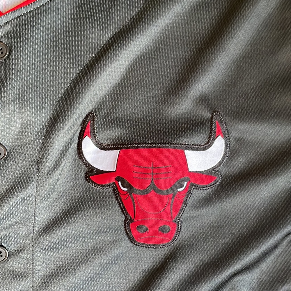 Chicago Bulls button down - Picture 2 of 9